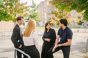 Studierende auf dem Campus