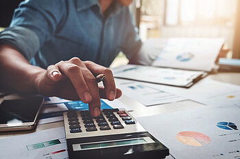 Taschenrechner und Statistiken auf Papier