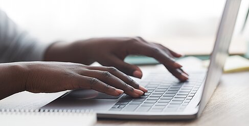Hände am Laptop © iStock.com - Prostock-Studio Hände am Laptop